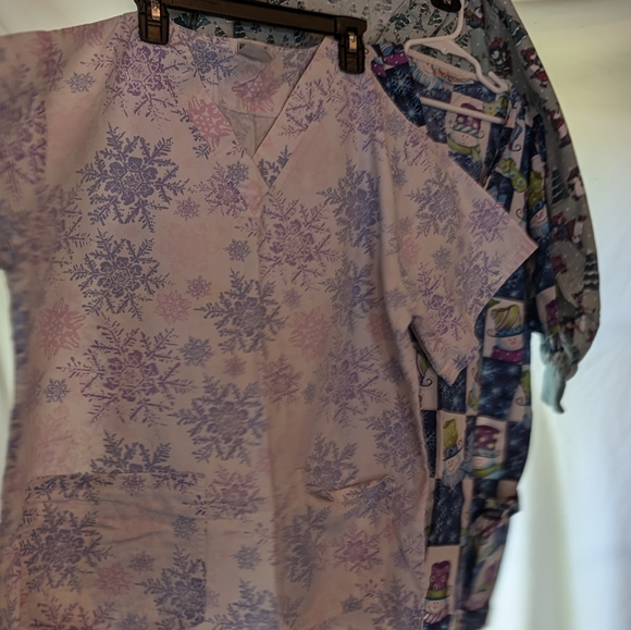 4 Piece Lot Of Winter Scrub Tops Size M - Shirts And Jacket - Picture 2 of 10